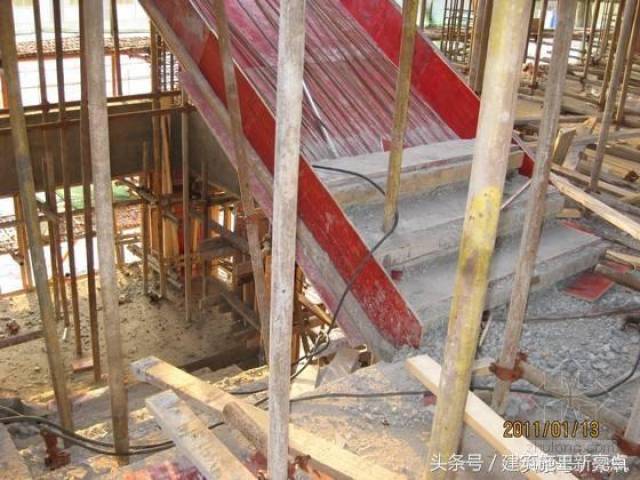 2 单向板施工缝应留设在与跨度方向平行的任何位置; 3 楼梯梯段施い