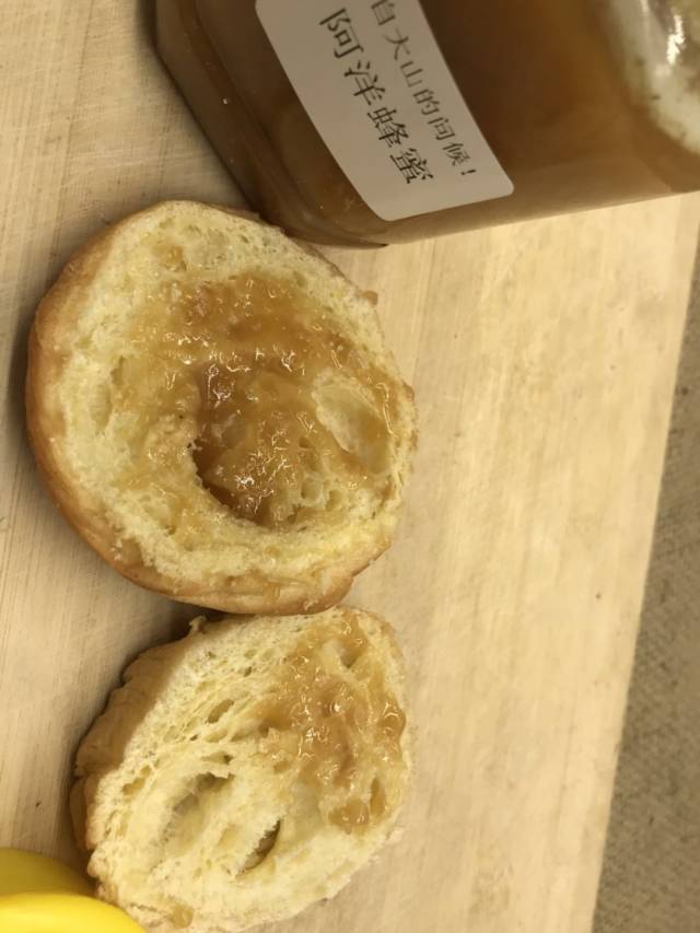 土蜂蜜抹面包 营养早餐不流失!