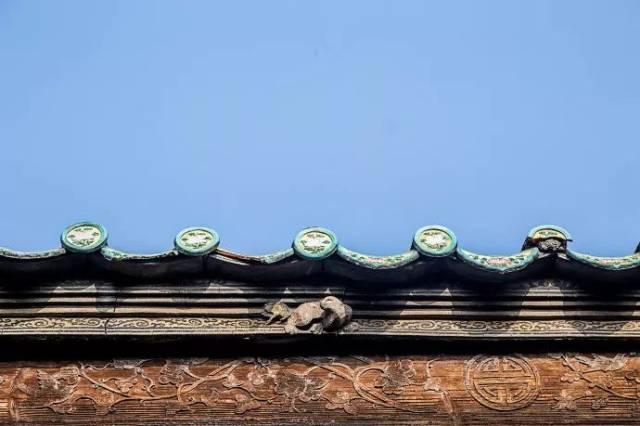 屋檐下的独具潮汕特色的木雕