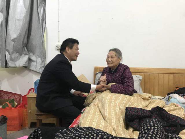 地方部主任袁火根携夫人赵微平及大学生俞淑敏和双桥村老年会长袁肖吾