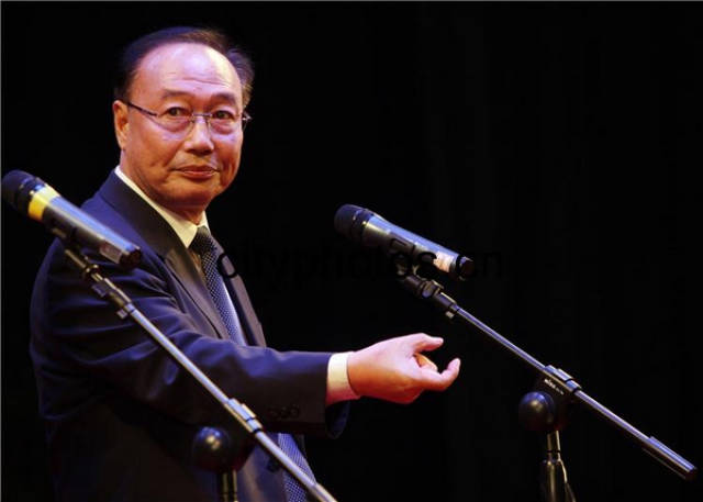台上文雅潇洒,台下为人低调的李立山20岁入伍参军,成为一名文艺兵.