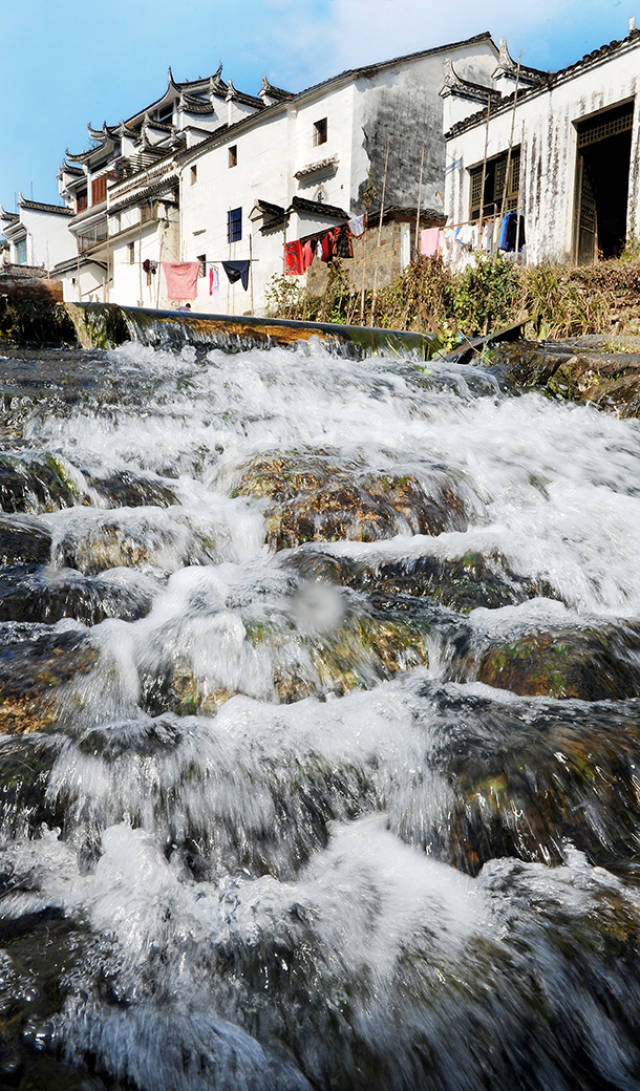 江西上饶市玉山县冰溪镇有条冰溪河,汇集了上游的7条主要河流后穿过