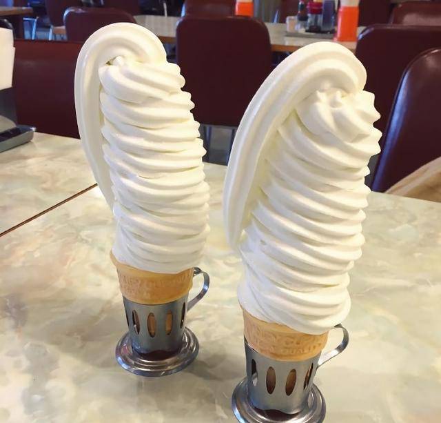 日本发售"超大号"甜筒冰淇淋!网友疑问怎么在融化前吃完!