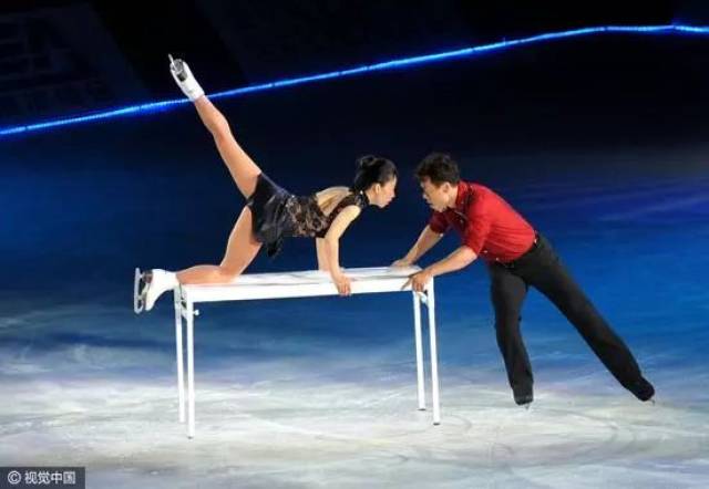 这个诉求,他们请了当时国内炙手可热的国标舞大师方俊来操刀整个舞美