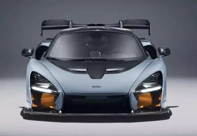 迈凯伦senna前脸造型设计十分夸张,黑色的保险杠进一步拉低了车头部分