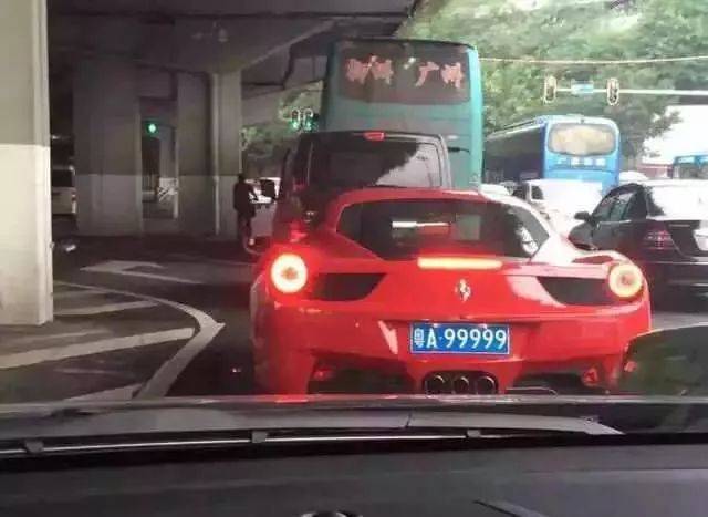 周星驰御用车牌你都敢套粤a99999惊现南京街头