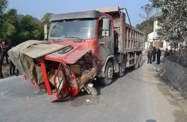 原来,温某驾驶的重型自卸货车,从重庆市巴南区东温泉镇五布桥桥头-卷