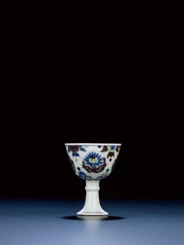 明成化 斗彩团莲纹高足杯 成交价:rmb 1930万