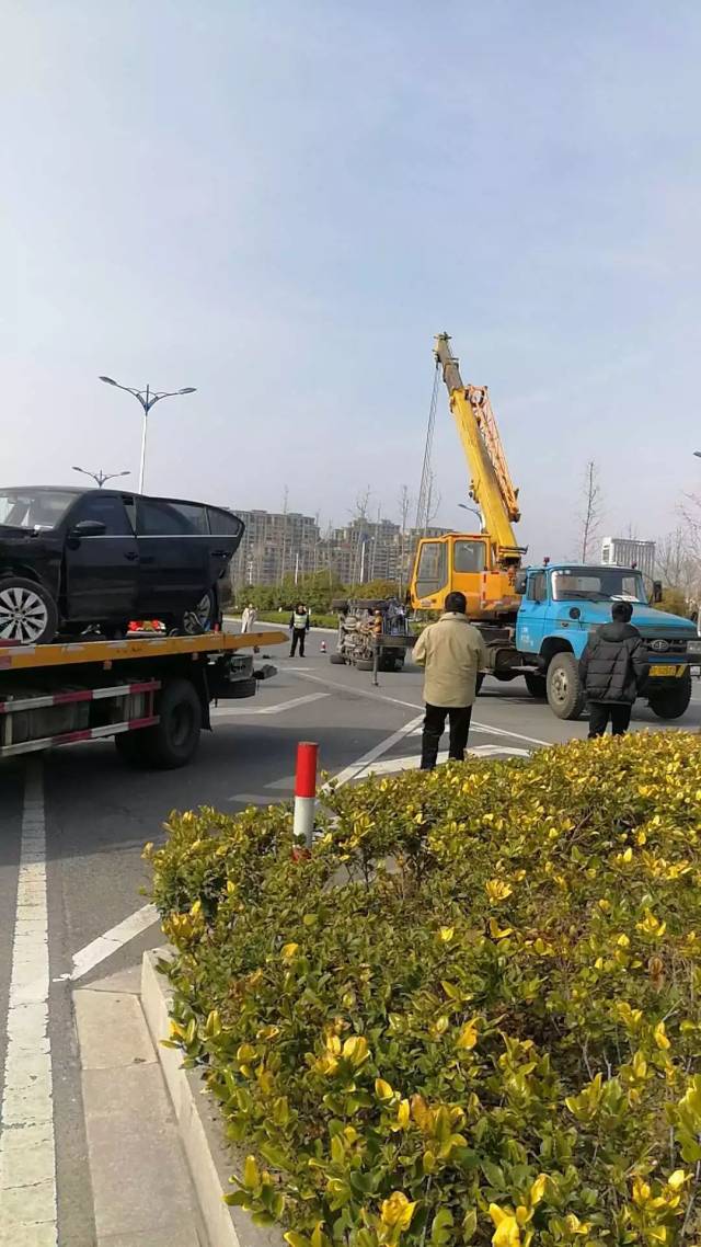 吾悦广场附近一辆朗逸撞翻了凯迪拉克,凯迪拉克侧翻在路面,事故现场