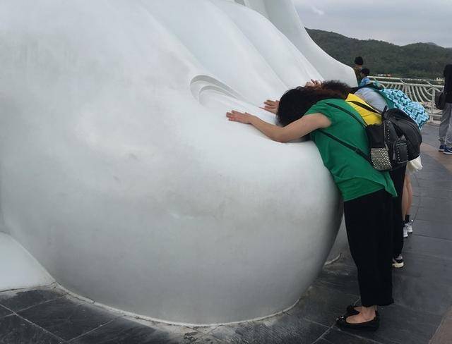 虔诚地抱佛脚的各个年龄的女生们~ 最后我要放出一系列我们一家三口的