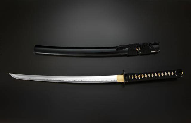 武士刀,以中国唐朝时期大量装备军队的横刀(短柄)与陌刀(长柄)为原形