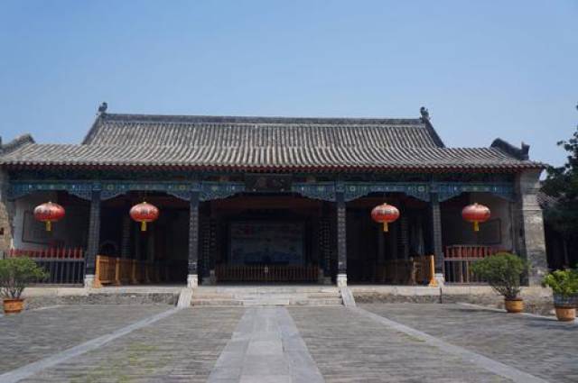 后遂以六扇门代指官府,衙门.