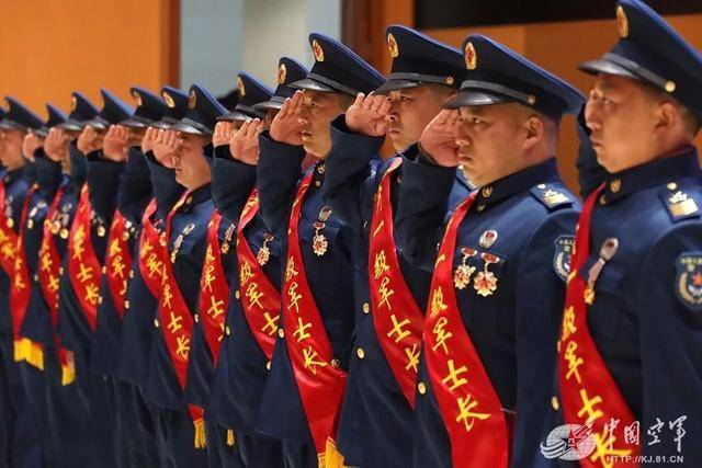 东部战区空军首次组织高级士官晋衔仪式,145名士官晋升