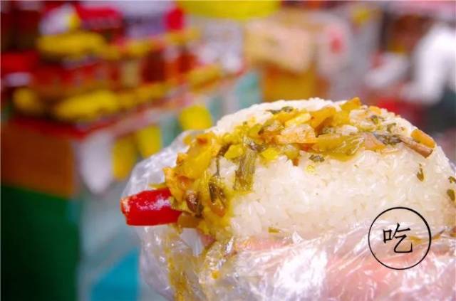 官塘有家"路边摊"糯米饭,大木桶里装着的是童年的味道