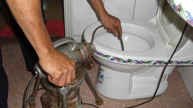 马桶堵塞再也不求人,放点洗衣粉就能疏通,太厉害了!