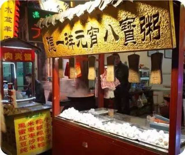 汤圆比元宵易熟,家庭方便煮食,但个大馅足的大个儿元宵则更适合我们