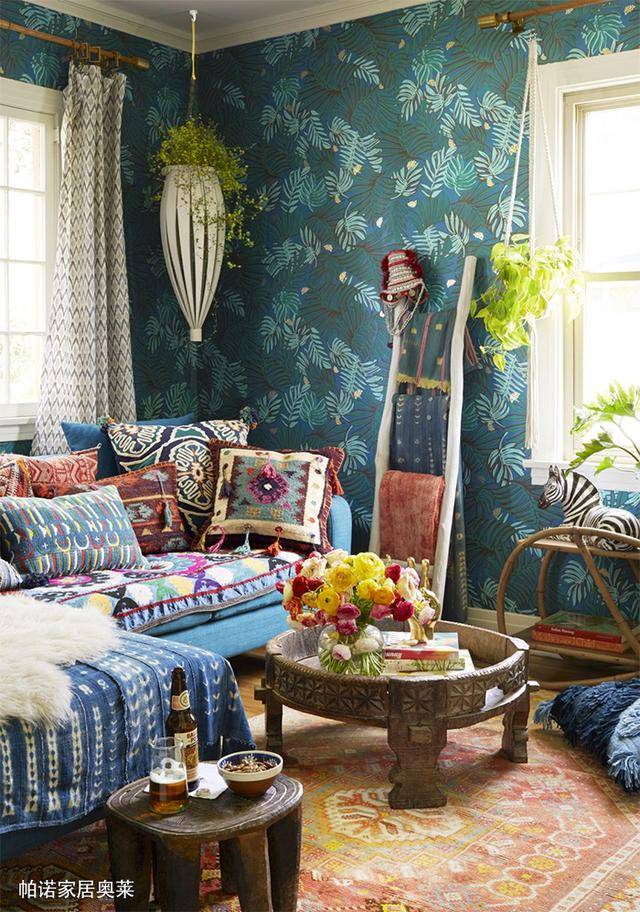 波西米亚客厅搭配 墙纸,窗帘,摆设以及沙发上的靠枕,需要整体搭配缺一