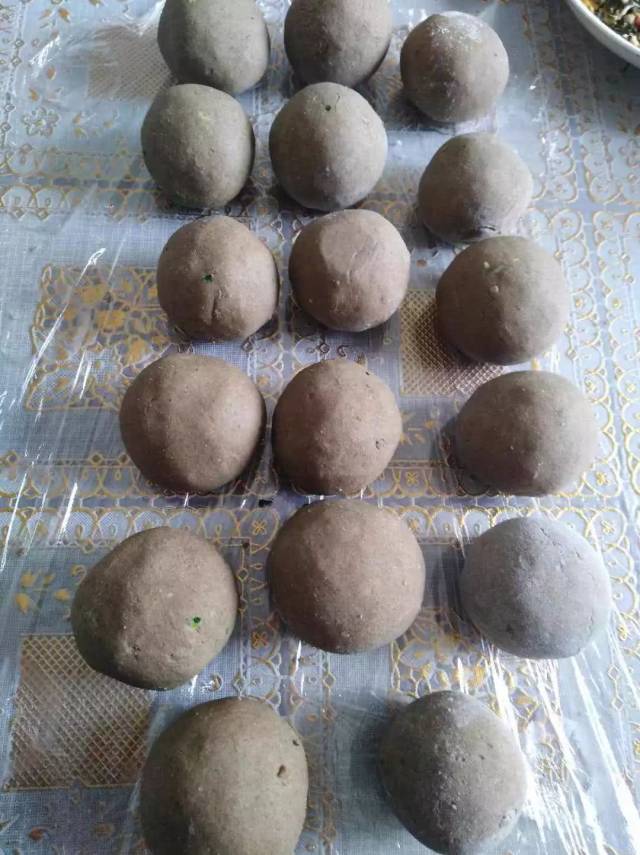 揉进面粉里,这样就有绿色的面皮就产生啦 3 元宵节还要吃扁团啦 做法