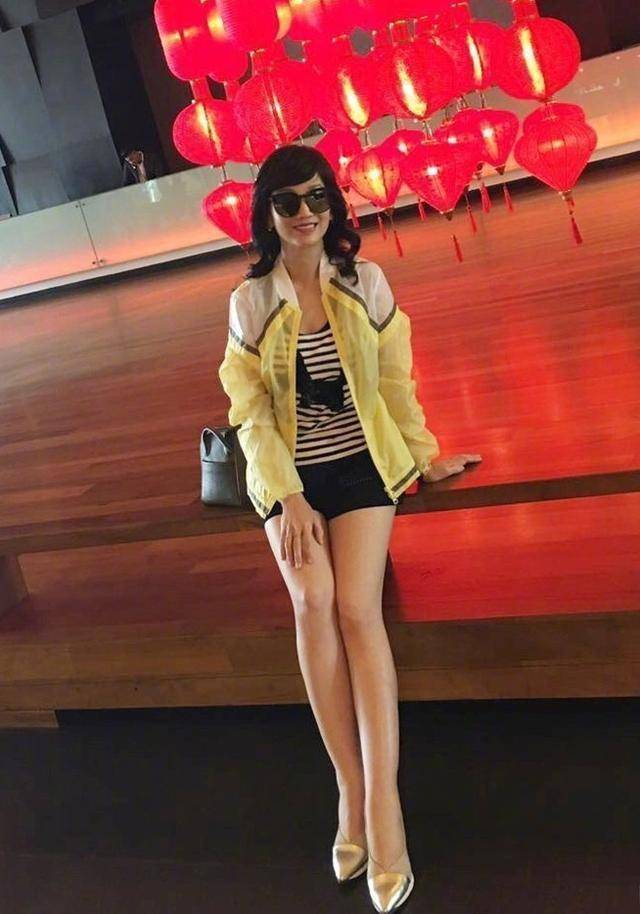 赵雅芝不服老穿短裙大秀美腿粉丝脖子以下全是腿