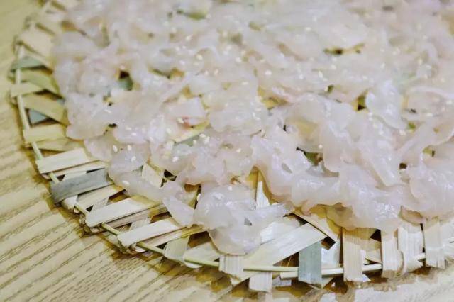 石坚鱼切成厚一些的长条,撒上白芝麻,肉紧实更有嚼劲.