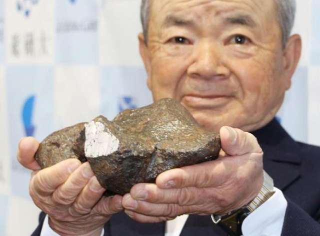 日男子无心捡到一块石头不料是46亿年前陨石_搜狐网