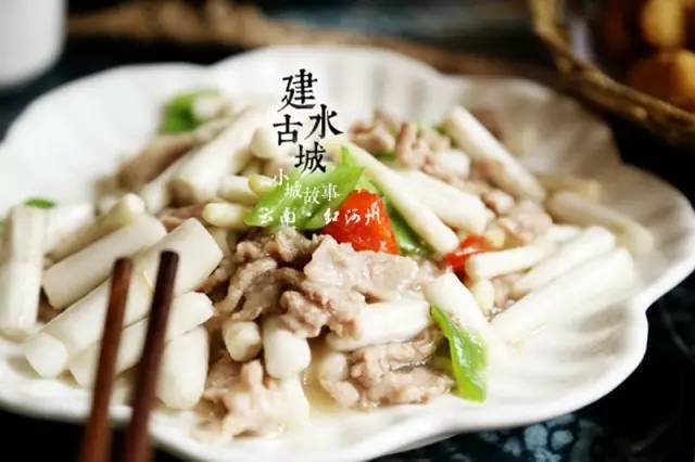 草芽吵炒肉片是来到建水必吃的菜,清嫩可口,据说草芽只有建水有,不