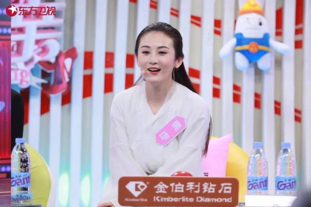 酷似"杨幂"的女嘉宾寻爱"夜华",今晚20:30《中国新相亲》桃花朵朵开!