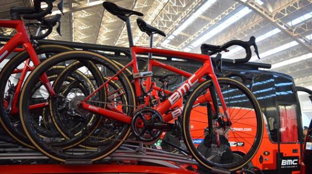 斯蒂巴(zdenek stybar)的备用车是specialized tarmac sl6碟刹版