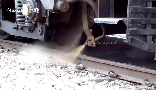 火车起步时,为何要在轮前撒沙?你不知道的撒沙系统!