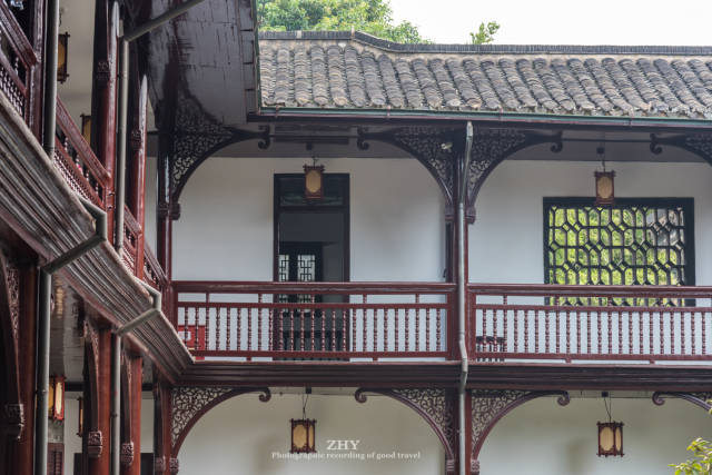 出玉绣楼沿着复道回廊向东入骑马楼,骑马楼是何园的客舍,形似马鞍,分