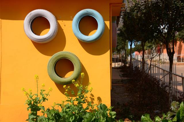 图为被汽车轮胎装饰的墙体.