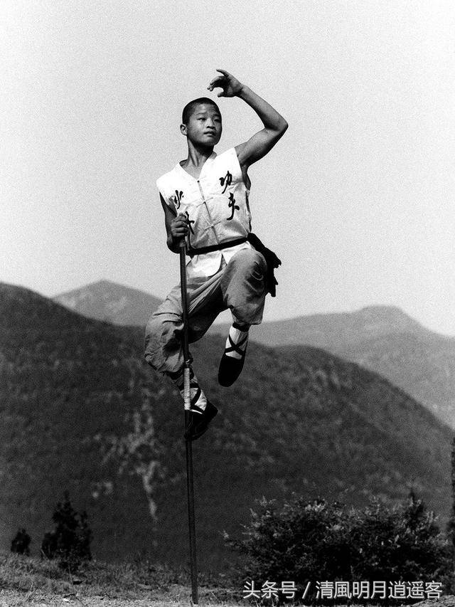 图为少林武僧在练习棍法.