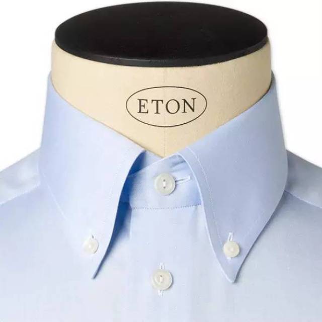 纽扣领  纽扣领衬衫多以休闲为主,无需打领带,比如我们常见的牛津衬衫