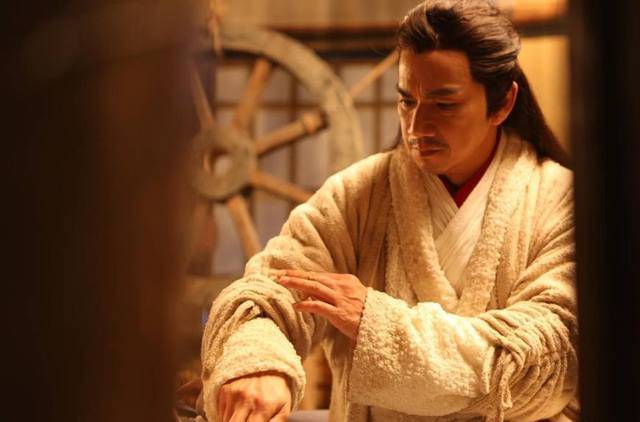 tvb御用恶人骆达华似乎已"改邪归正",化身十字刀客神医华佗