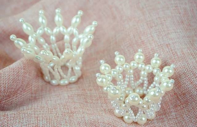 19,两根铁丝线拧紧固定好,珍珠皇冠就做好了.