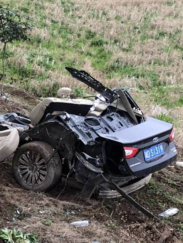 邵东发生惨烈车祸,小车被撞成两截!