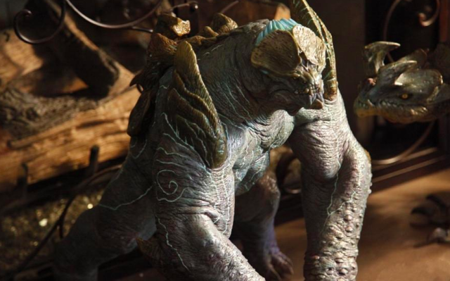 听鬼故事长大,4岁进棺材睡觉吓坏父母,水形物语导演的故事太精彩