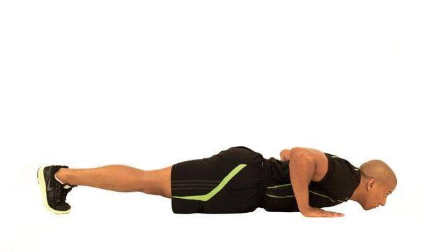 俯卧撑 (提示:双腿应该一直保持紧绷状态,而且不能接触地面)