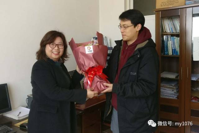 (青岛电视台主播张川给金老师送上鲜花)