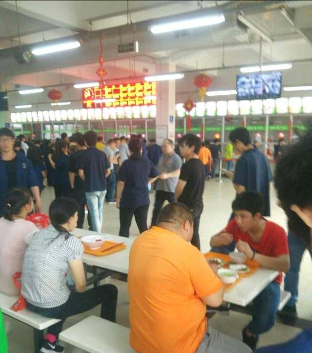 工厂的食堂是这样打饭的,有人排队有人插队,你有过这样的体验吗
