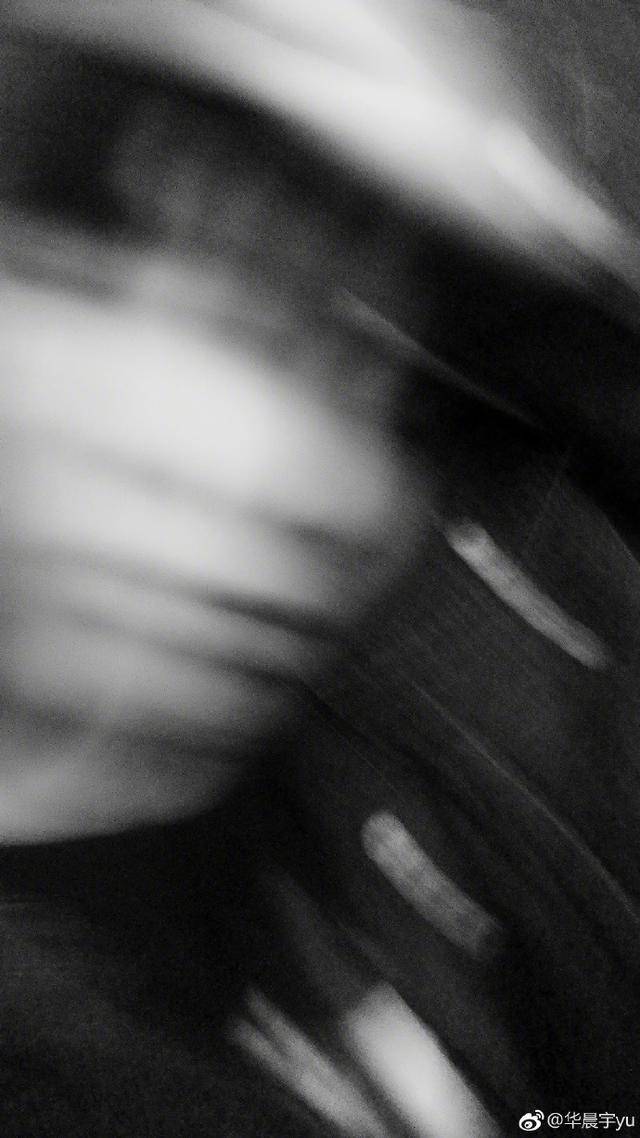 华晨宇发自拍五官全没了,九宫格让人头晕目眩,网友:帅到模糊