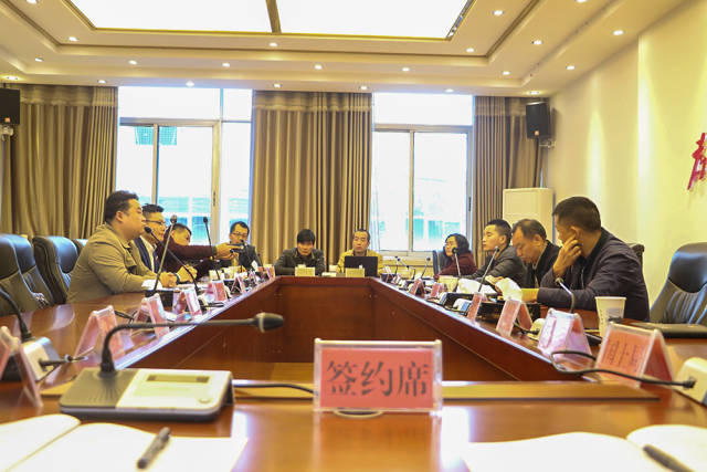 签约现场县政府副县长田江涛,县生态局,县发改局,县国土局,县商促局