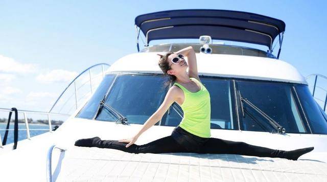 这些女星柔韧性都很好一字马秀出好身材景甜最美了