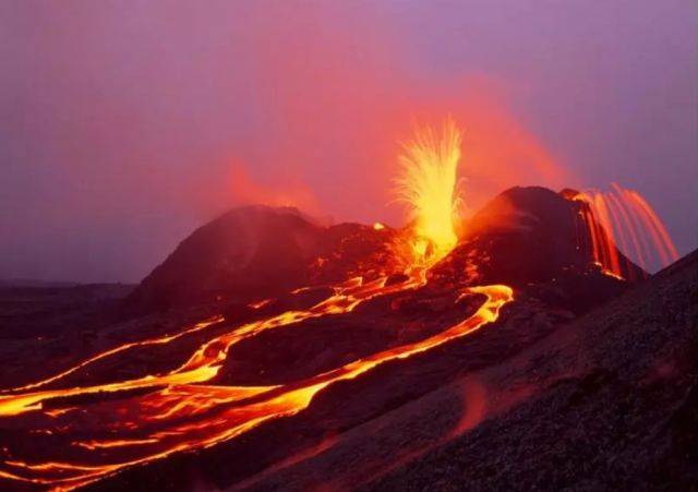 当可怕的火山爆发时,这个男人做的第一件事却是拿起相机奔向它