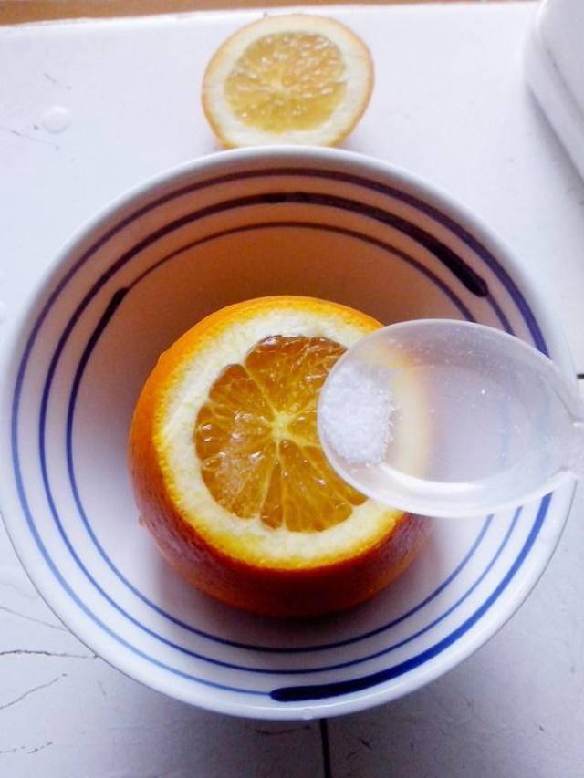 然后撒上一勺盐