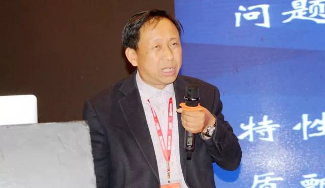 图为国家烟草专卖局烘烤专家崔国民演讲