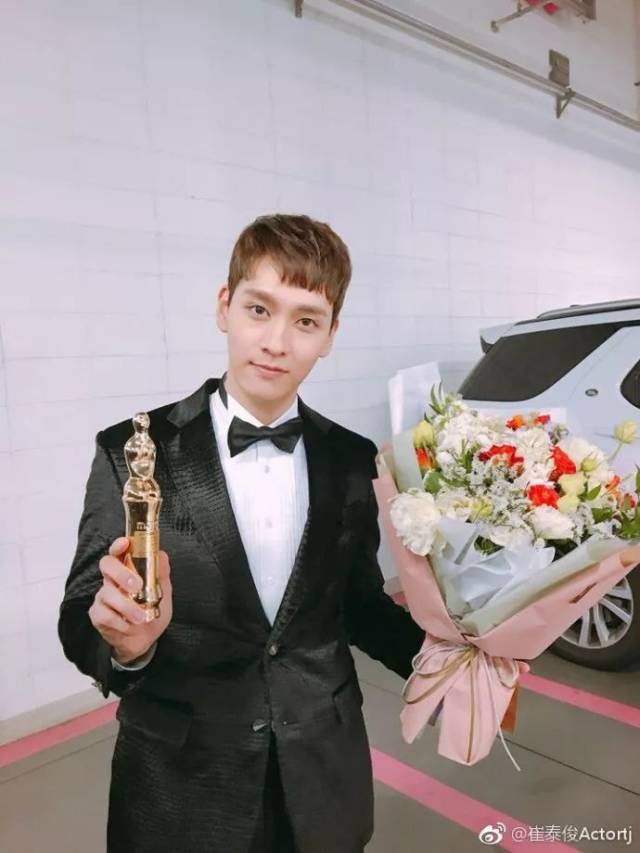 崔泰俊比朴信惠小1岁,183cm的身高,高颜值大长腿,妥妥的小鲜肉.