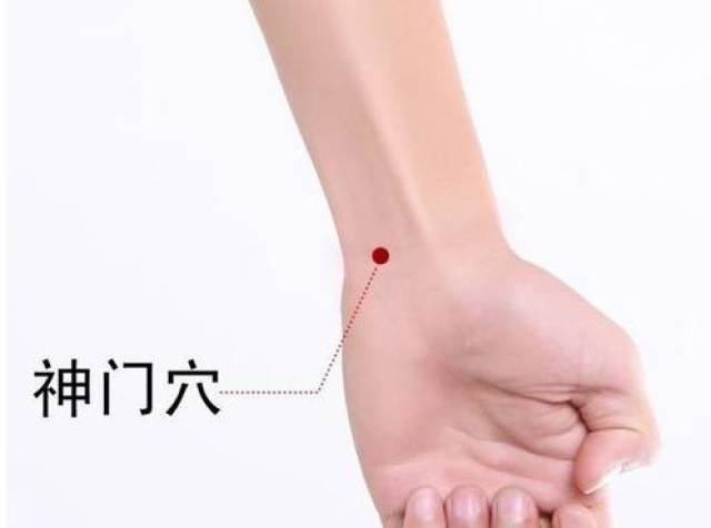 内关穴:位于前臂掌侧,当曲泽与大陵的连线上,腕横纹上2寸,掌长肌腱与