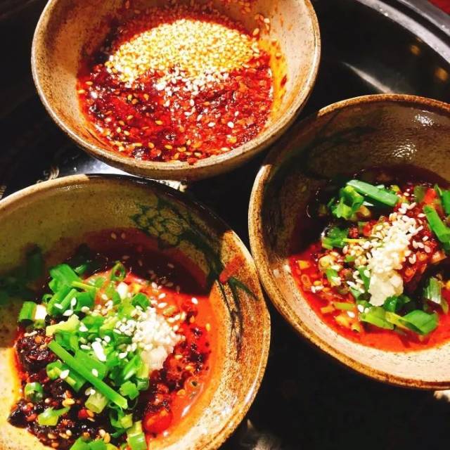 一些散碎的调料碰撞到一起, 这就是火锅蘸料的全部,既简单又老派,这个