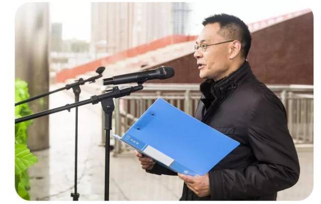 副校长冯涛主持开学典礼